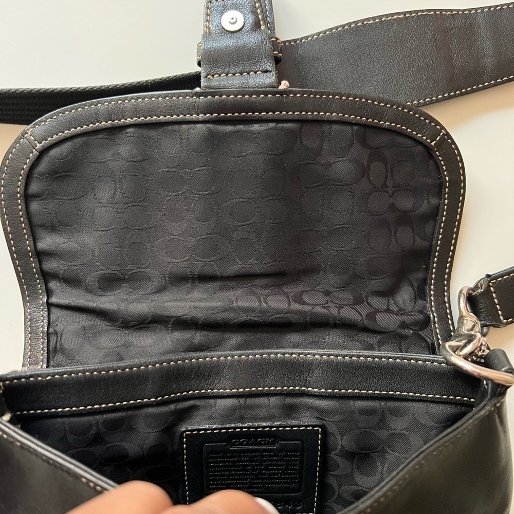 Coach leather purse in black long strap can be worn crossbody - Picture 5 of 7